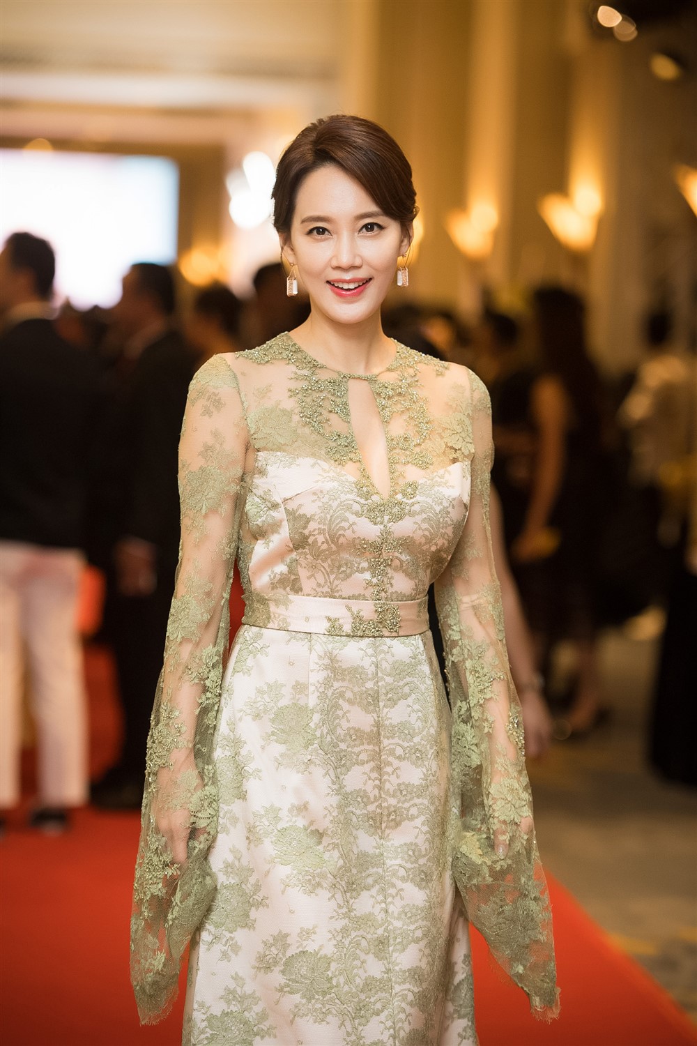 Hoa hậu Hàn Quốc cúi người sửa váy cho Hoa hậu Việt Nam
