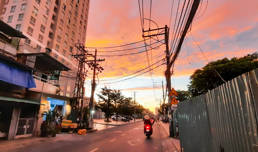 Cầu vồng đẹp Sài Gòn là một hiện tượng thiên nhiên đầy kì diệu và quyến rũ, tạo nên một khung cảnh đẹp mắt trên bầu trời Sài Gòn. Những màu sắc rực rỡ của cầu vồng sẽ khiến cho bạn cảm nhận được sự kỳ diệu của thiên nhiên một cách rõ ràng nhất.