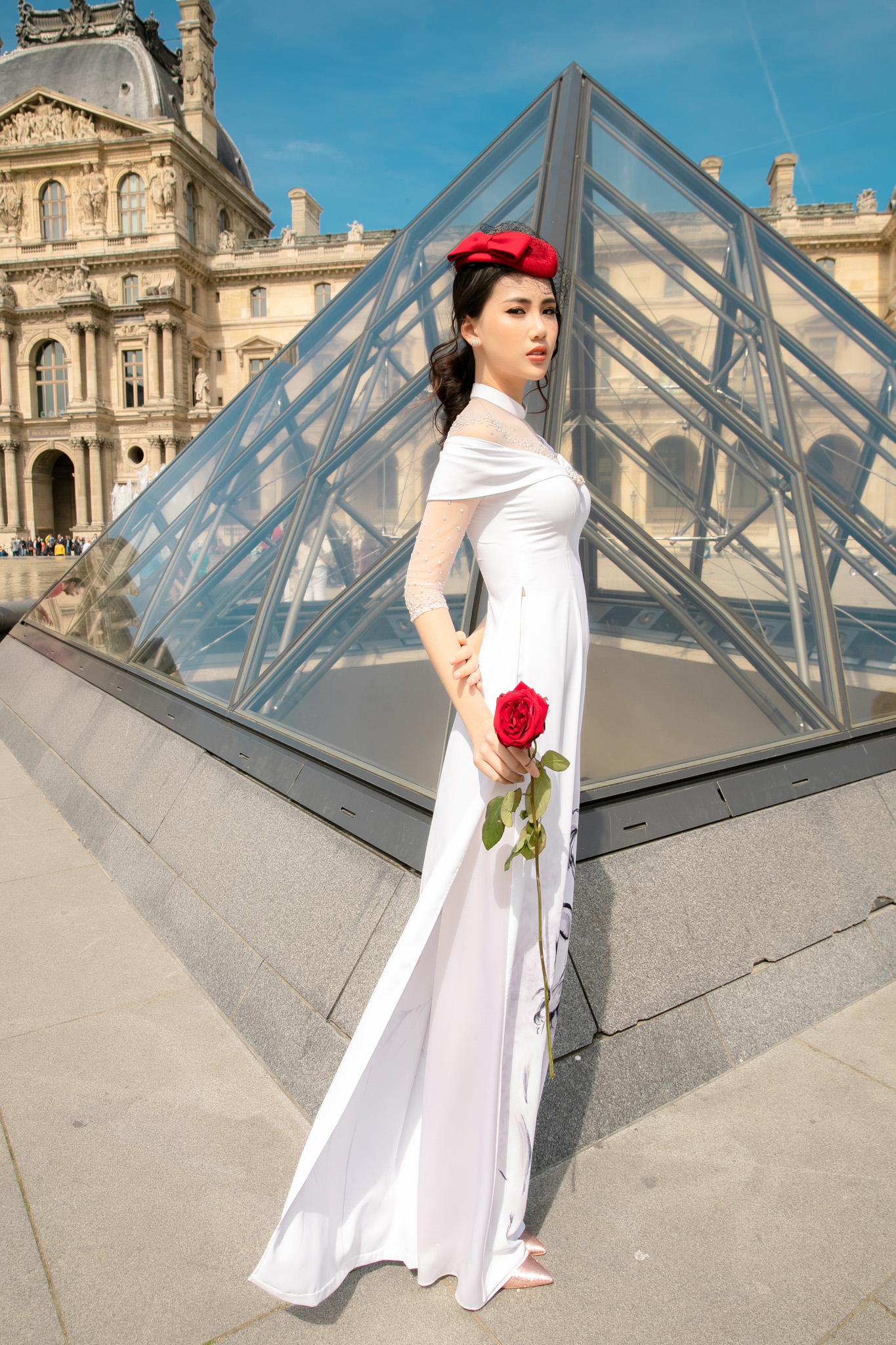 Siêu mẫu Quỳnh Hoa diện áo dài ren mỏng giữa trời Tây