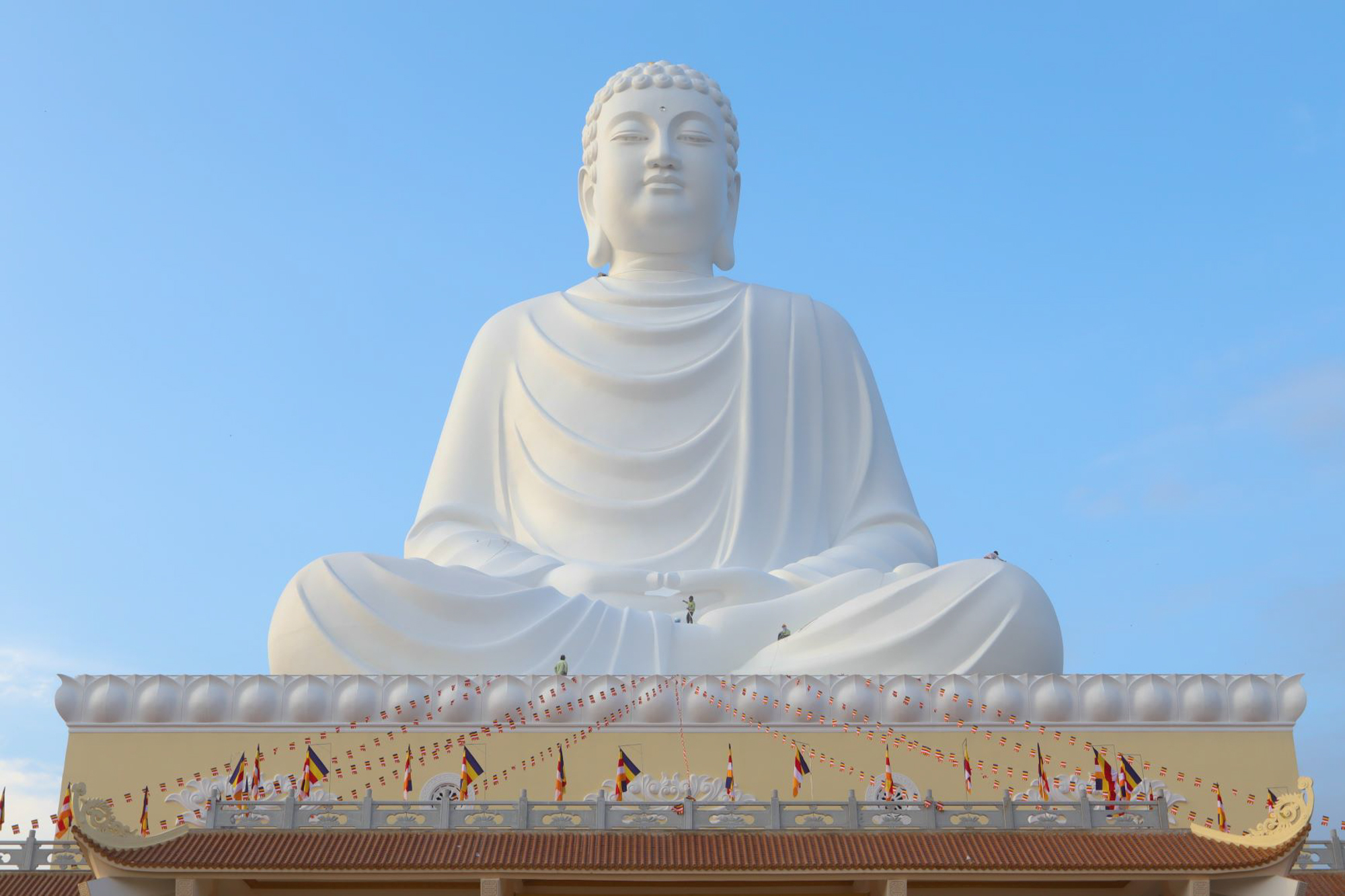 Được biết đến là tượng Phật cao nhất Đông Nam Á, bức tượng đầy ấn tượng này sẽ đưa bạn vào một hành trình tâm linh đầy cảm hứng khi ngắm nhìn. Tương truyền rằng tượng được chạm khắc bởi những nghệ nhân tài ba, đó là lý do tại sao nó rất đẹp và chân thật. Hãy ngắm nhìn và cảm nhận vẻ đẹp tuyệt vời của tượng Phật này.