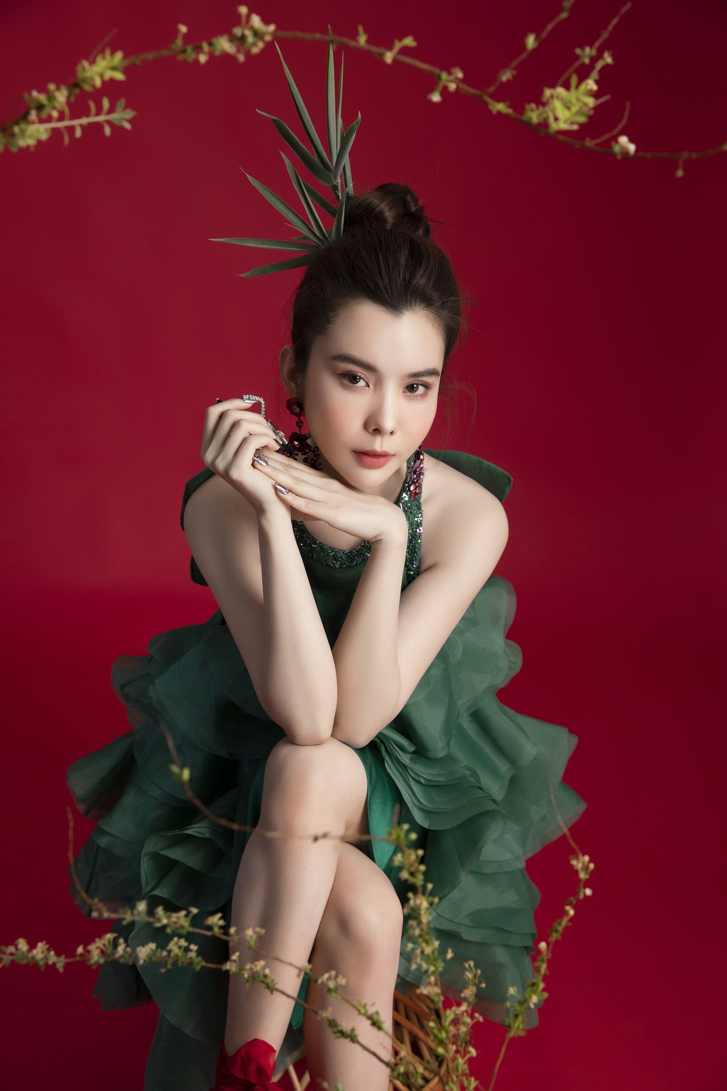 Hoa hậu Huỳnh Vy diện váy cắt xẻ khoe vẻ gợi cảm