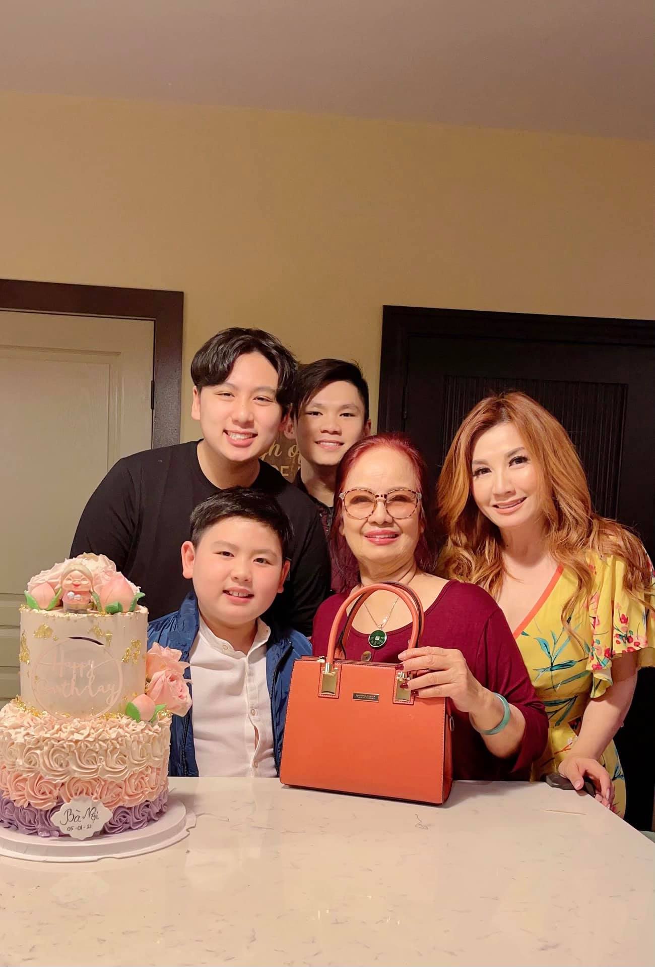 Đan Trường tổ chức sinh nhật cho mẹ hiếm hoi khoe ảnh gia đình