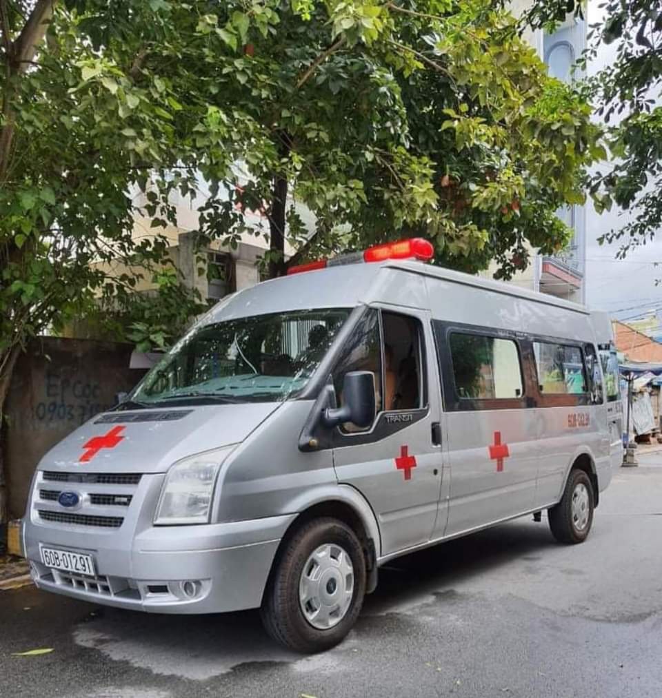 Việt Hương có hành động bất ngờ sau khi bàn giao xe cứu thương cho ...