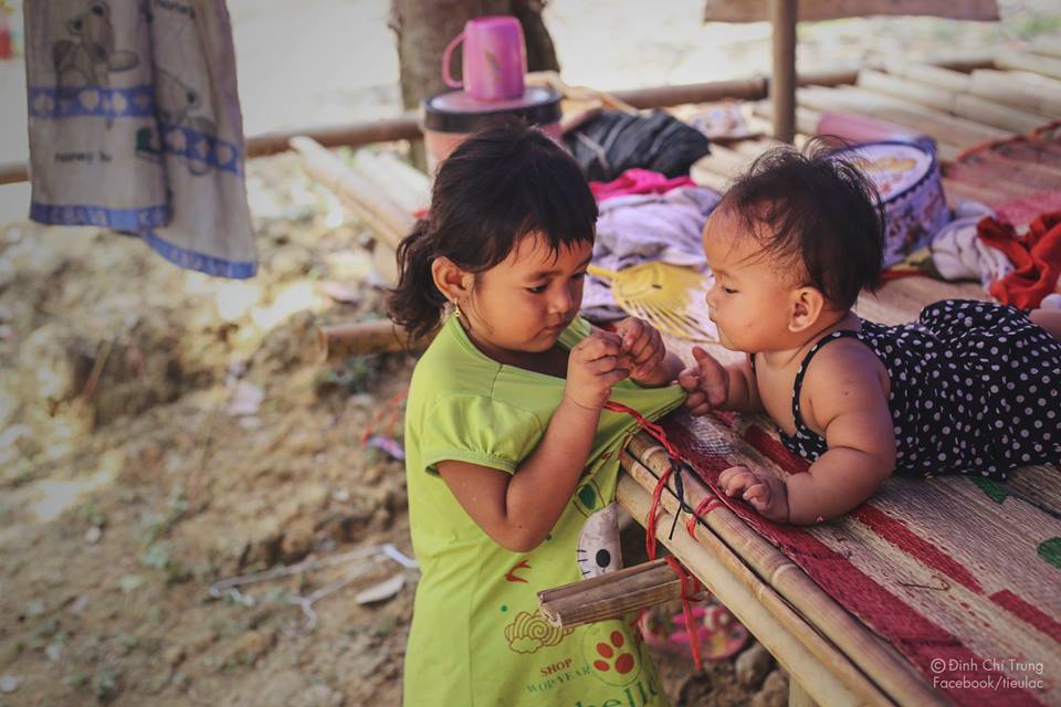 Bé Hân: Bé Hân là một cô bé tinh nghịch và đáng yêu, sở hữu nụ cười rạng rỡ trên môi. Cùng xem hình ảnh về Bé Hân để cảm nhận được sự ngọt ngào và tình cảm của yêu thương gia đình.