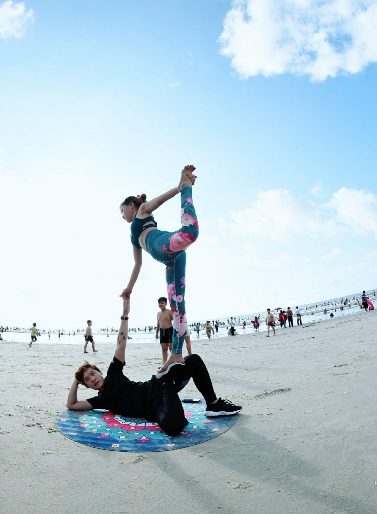 Hình ảnh Yoga đôi nam nữ sẽ đem đến cho bạn những hình ảnh đẹp và đầy cảm hứng cho tình yêu thăng hoa.