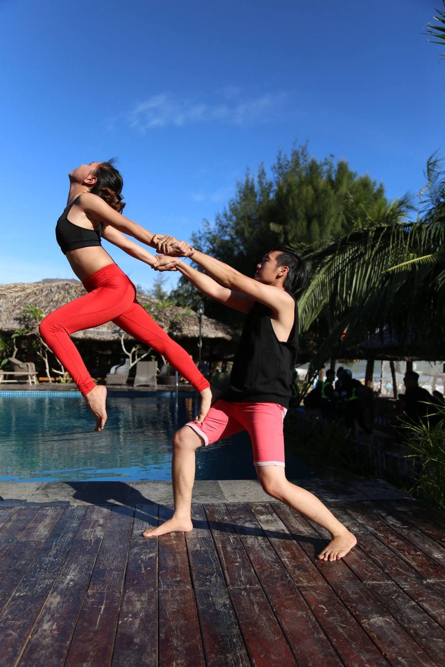 Chào mừng đến với thế giới đầy tình yêu của yoga đôi! Ảnh của chúng tôi sẽ cho bạn thấy sự kết nối đặc biệt giữa hai người yêu nhau thông qua đôi yoga. Xem ảnh để cảm nhận được tình yêu và sự hài lòng của họ trong suốt quá trình tập luyện yoga đôi.