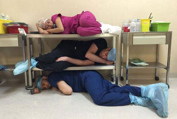 Những kiểu ngủ 'khó đỡ' của các bác sĩ ở nước ngoài khi mệt mỏi vì làm việc quá tải trong ca trực, do chính đồng nghiệp của họ đưa lên mạng với sự cảm thông sâu sắc  - Ảnh chụp từ facebook