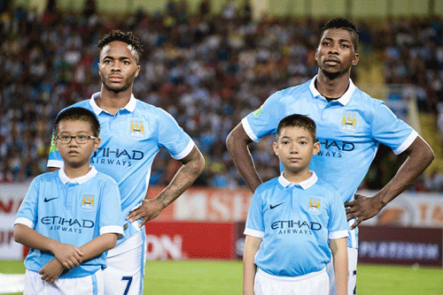 Các cầu thủ Manchester City mệt mỏi chờ kết thúc diễn văn để được... đá bóng - Ảnh:Tuấn Phạm
