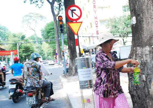 Bình trà đá miễn phí góc ngã tư Võ Văn Tần - Nam Kỳ Khởi Nghĩa, Q.3,, một trong rất nhiều bình trà miễn phí có mặt trên các con đường ở TP.HCM - Ảnh: Trần Duy