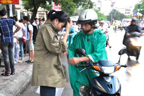 Con thi bên trong, cha mẹ dõi theo hồi hộp ở bên ngoài - Ảnh:Độc Lập