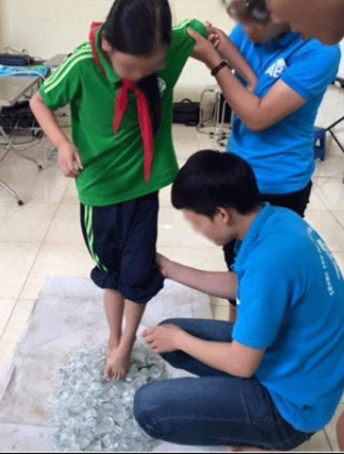 Học sinh trường THCS đang được thực hành đi trên thảm thủy tinh