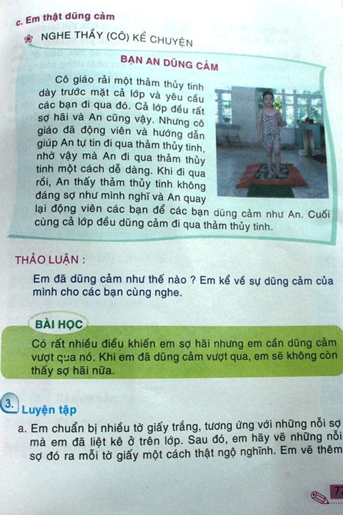 Câu chuyện cô giáo cho trẻ đi trên thảm thủy tinh gây tranh cãi trong cuốn sách