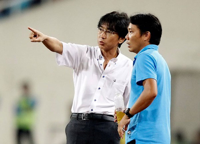 HLV Miura (áo trắng) đang chỉ đạo cầu thủ của mình - Ảnh: Minh Tú