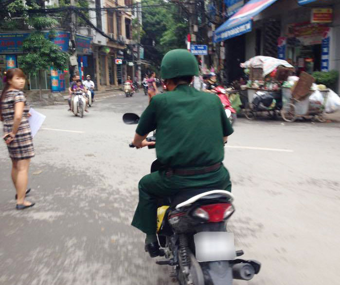 Mũ của cán bộ, chiến sĩ trong quân đội được bọc vải màu xanh đẹp mắt, hợp với quân phục - Ảnh: Quốc Bảo