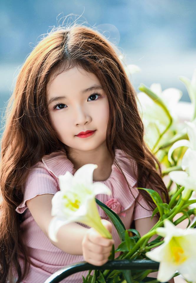Bé gái xinh như thiên thần trên phố đi bộ Hồ Gươm Bé Gái Xinh Như Thiên Thần Trên Phố Đi Bộ Hồ Gươm