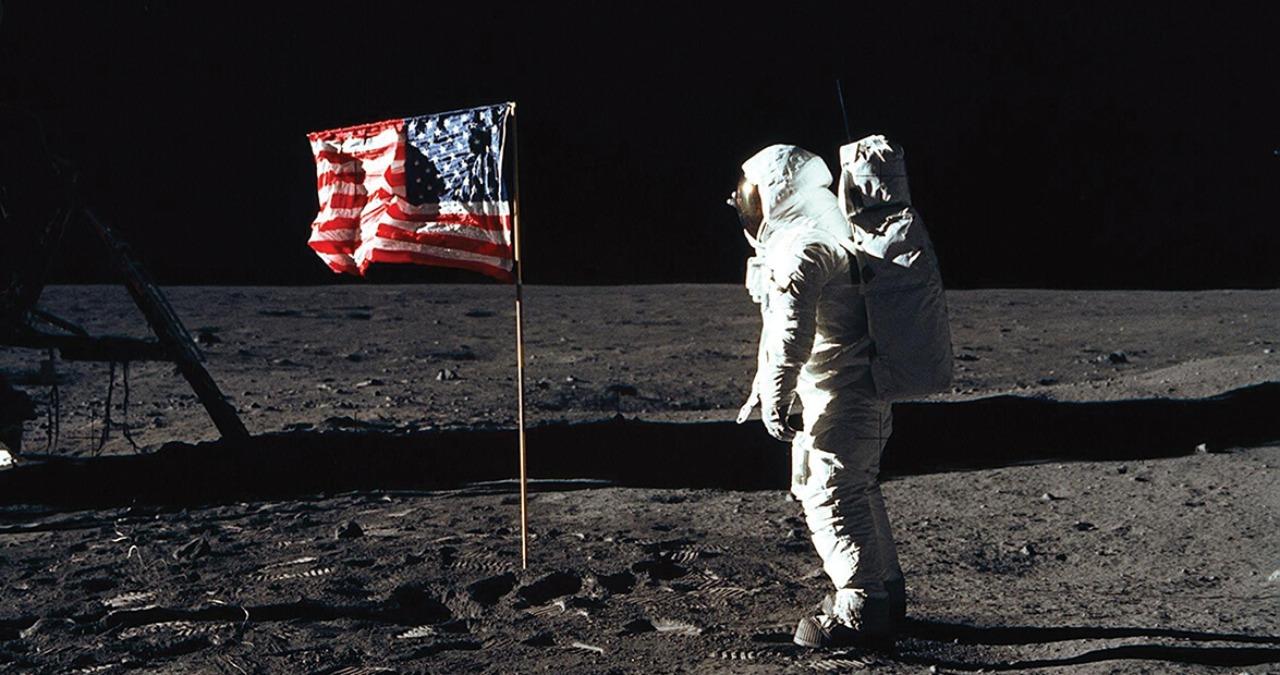 Một biểu tượng quan trọng của lịch sử nhân loại, lá cờ Mỹ trên mặt trăng không chỉ nên được coi là phát hiện khoa học kỷ lục mà còn là một truyền thống văn hóa to lớn. Trong năm 2024 này, hãy cùng chiêm ngưỡng hình ảnh này để tôn vinh cả sự kiên trì và niềm tin của con người trong trải nghiệm khám phá vũ trụ.
