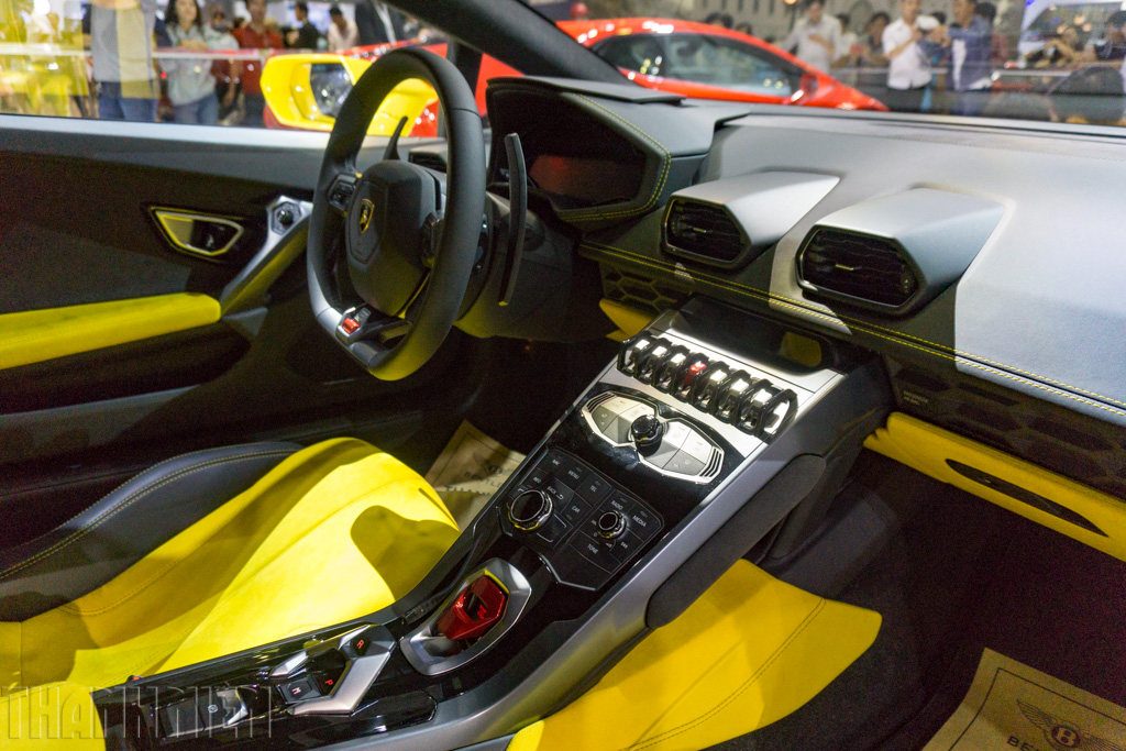 Siêu xe Lamborghini Huracan rực sáng trên ‘bầu trời' VIMS 2016