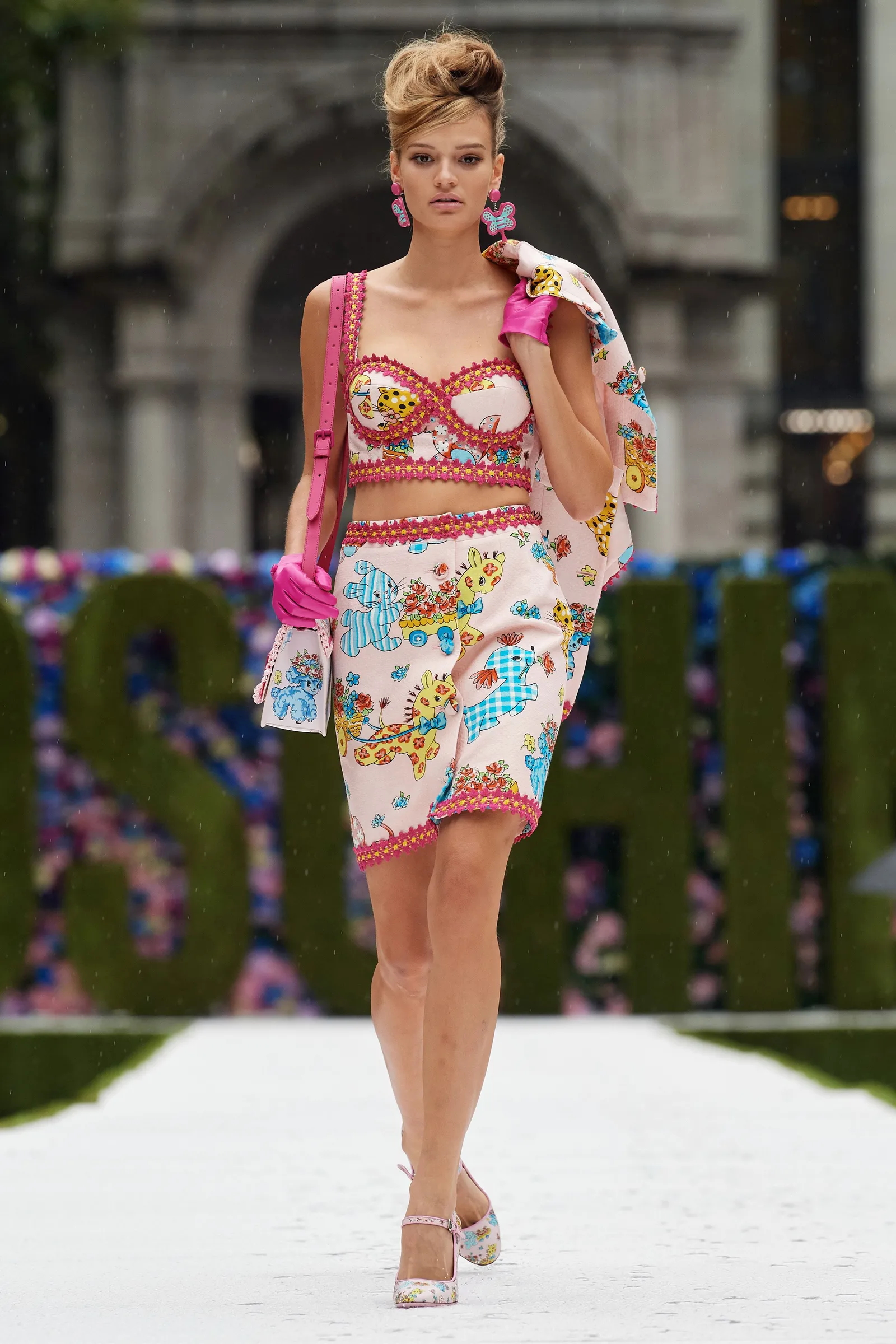 Moschino Spring 2022 Ready-to-Wear Collection