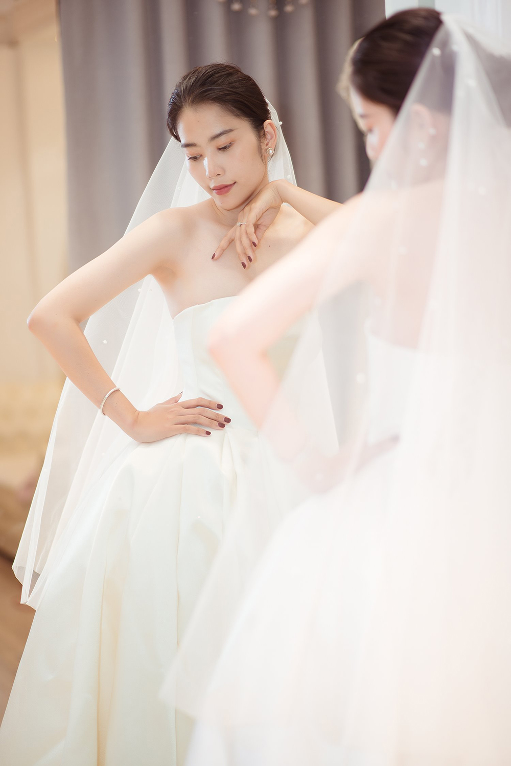 Trong bộ ảnh cưới của Nam Em, áo cưới thêu hoa tinh tế và độc đáo kết hợp với nụ cười tươi tắn của cô dâu, tạo nên một bức hình đẹp mắt và đầy cảm hứng cho người xem.