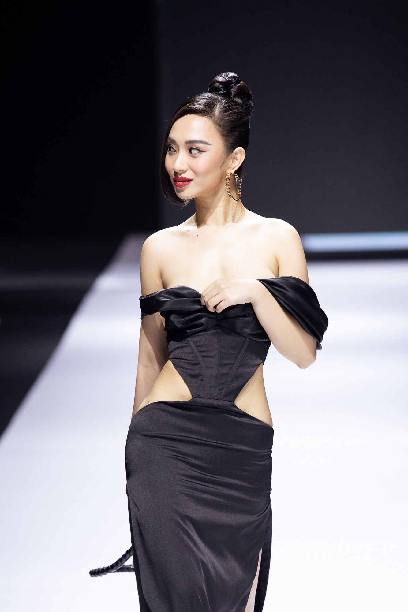 Nữ người mẫu bị lộ ngực trên sàn diễn Vietnam International ...
