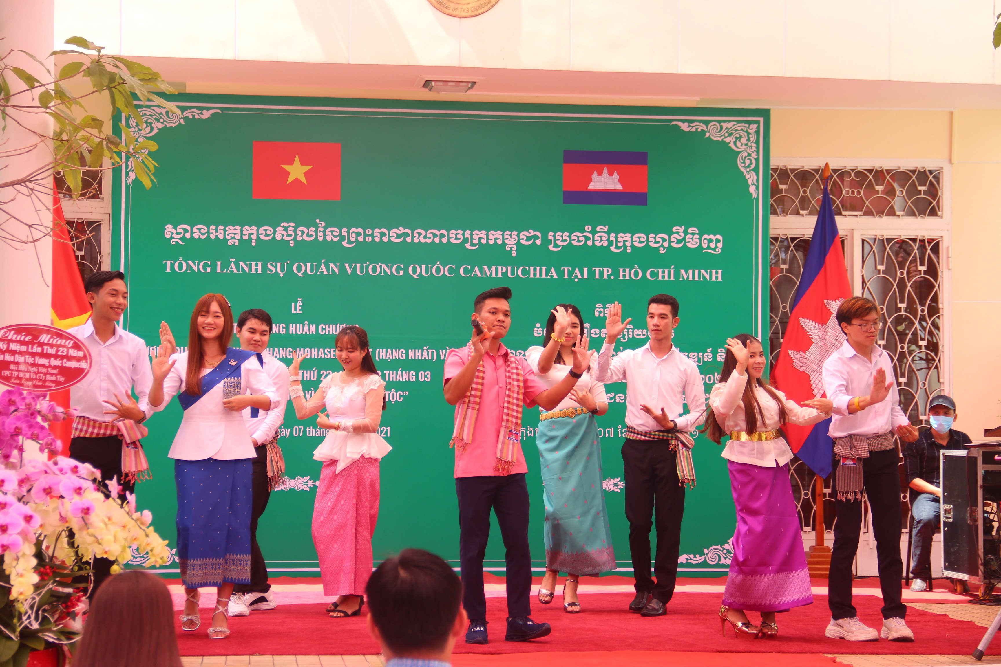 Văn hóa dân tộc Khmer: Hãy khám phá văn hóa độc đáo của dân tộc Khmer với những nét sắc tốt đẹp và truyền thống lâu đời. Tại đây, bạn sẽ được trải nghiệm những lễ hội rực rỡ, âm nhạc và múa cổ truyền, cùng với những món ăn đặc sản ngon tuyệt. 2024 đang đến với sự phát triển và thịnh vượng cho tất cả các cộng đồng dân tộc Việt Nam.