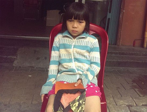 Bé gái bị lạc tại ở chợ Bến Thành tại công an Phường Bến Thành
