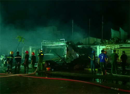 Lực lượng cứu hỏa dồn hết sức khống chế đám cháy - Ảnh: Gia Bách