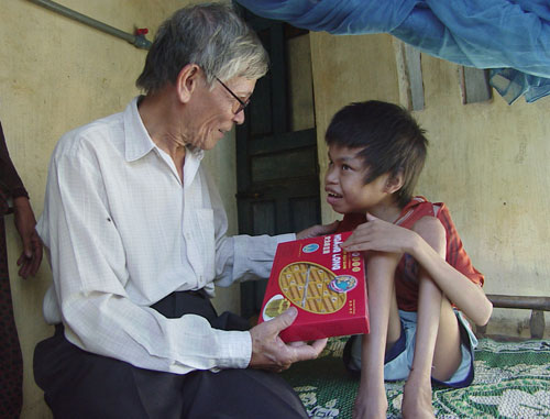  Bác sĩ Trang Xuân Chi thường xuyên đến động viên, thăm hỏi người nghèo, nạn nhân da cam - Ảnh: Đình Phú