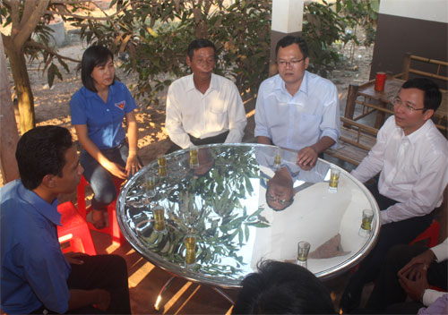 Bí thư T.Ư Đoàn thăm hỏi các bí thư chi đoàn ấp thuộc xã Long Phước, H.Bến Cầu - Ảnh: Giang Phương