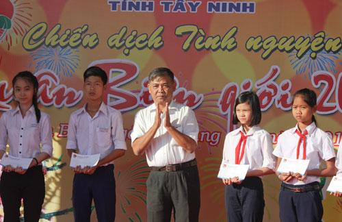 Ông Giang Ngọc Trực, Phó trưởng ban Dân vận tỉnh Ủy Tây Ninh trao học bổng Vừ A Dính cho học sinh nghèo - Ảnh: Giang Phương
