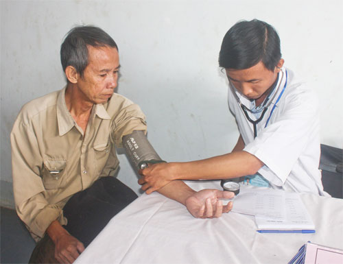  Khám chữa bệnh cho người dân xã Tân Bình - Ảnh: Giang Phương