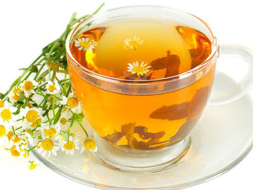 Uống trà hoa cúc rất tốt cho sức khỏe - Ảnh: Shutterstock