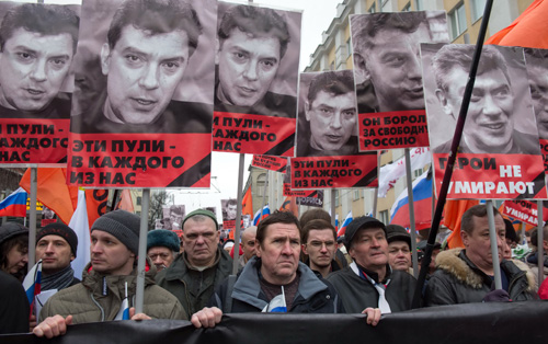 Người Nga xuống đường tưởng niệm chính trị gia Boris Nemtsov ngày 1.3 - Ảnh: Reuters 
