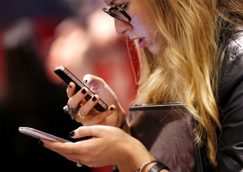 Sử dụng điện thoại thông minh quá nhiều có thể làm tăng nguy cơ mắc một số bệnh về mắt - Ảnh: Reuters