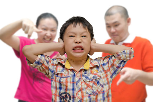 Trẻ có thể bị ám ảnh, tổn thương lâu dài bởi cách đối xử khắc nghiệt của người lớn - Ảnh: Shutterstock