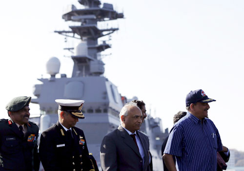 Bộ trưởng Quốc phòng Ấn Độ Manohar Parrikar (bìa phải) thăm tàu sân bay trực thăng Izumo của Nhật ngày 31.3 - Ảnh: Reuters 