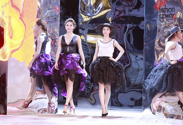 Hoa hậu Jennifer Phạm gợi cảm catwalk ở Đẹp Fashion Runway - ảnh 3