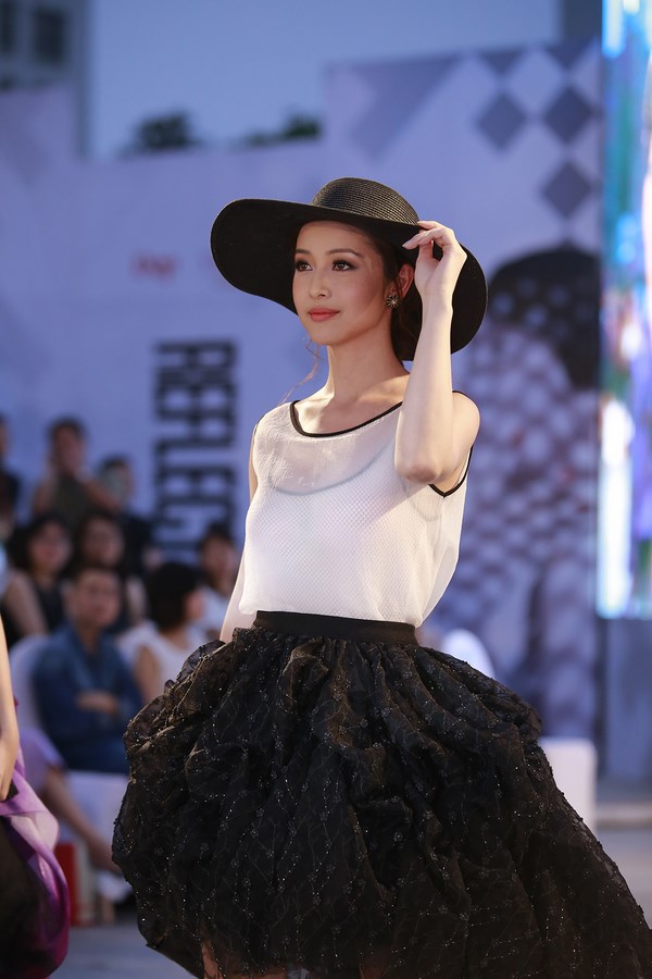 Hoa hậu Jennifer Phạm gợi cảm catwalk ở Đẹp Fashion Runway - ảnh 5