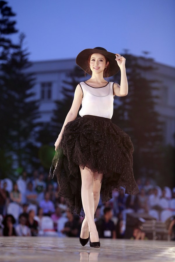 Hoa hậu Jennifer Phạm sexy khi sải bước catwalk 19