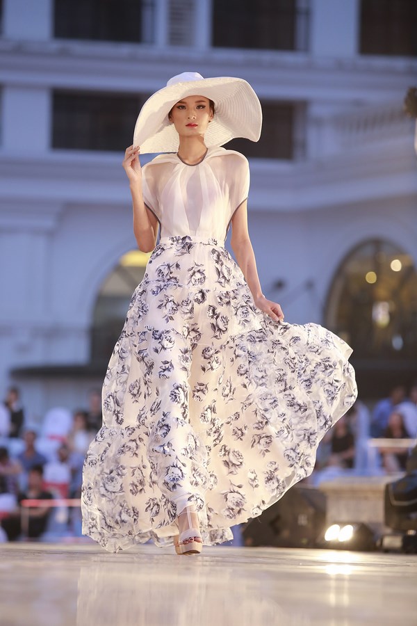Hoa hậu Jennifer Phạm gợi cảm catwalk ở Đẹp Fashion Runway - ảnh 20