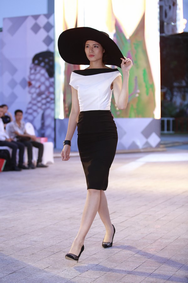 Hoa hậu Jennifer Phạm gợi cảm catwalk ở Đẹp Fashion Runway - ảnh 12