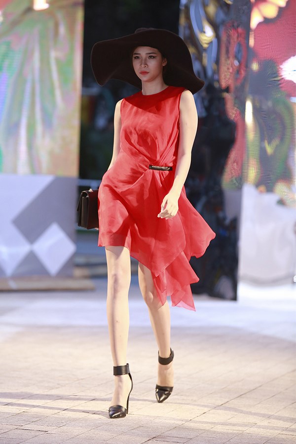 Hoa hậu Jennifer Phạm gợi cảm catwalk ở Đẹp Fashion Runway - ảnh 14