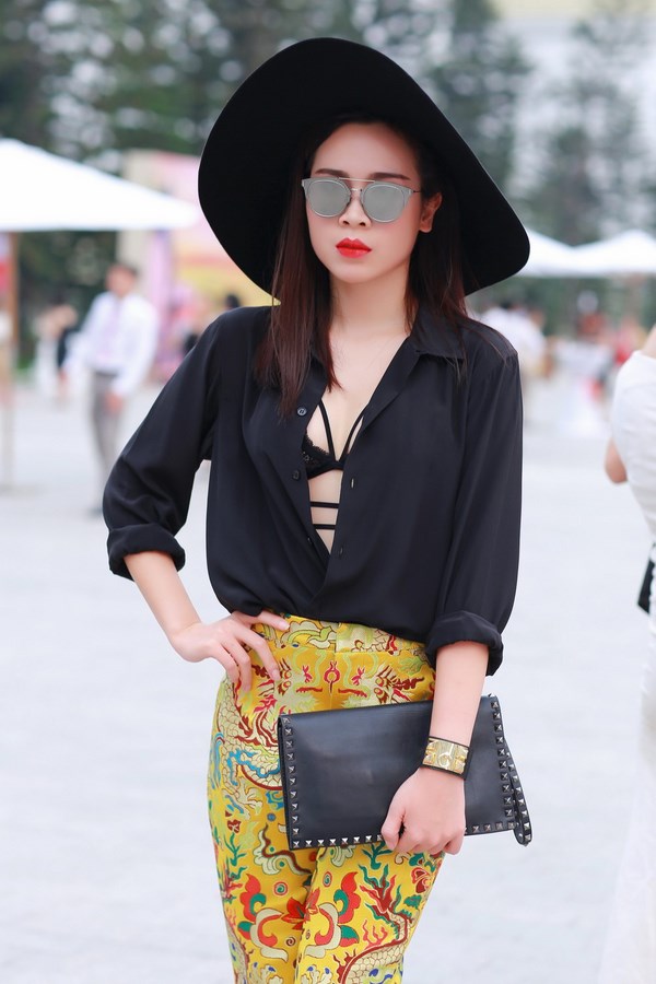 Lưu Hương Giang diện áo 'bung nút', khoe nội y ở Đẹp Fashion Runway 4 - ảnh 1