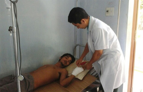 Bác sỹ Huỳnh Thanh Bình đang thăm khám cho bệnh nhân Huỳnh Duy Khánh