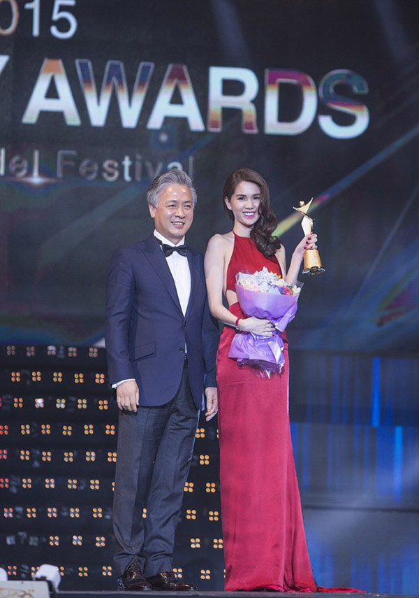 Ngọc Trinh nhận cúp từ chủ tịch Hiệp hội người mẫu Hàn Quốc