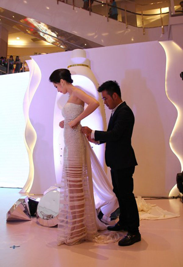 Hoa hậu Đặng Thu Thảo tỏa sáng trong lần đầu lên sàn catwalk - ảnh 2