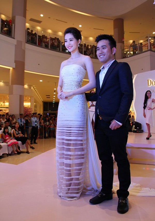 Hoa hậu Đặng Thu Thảo tỏa sáng trong lần đầu lên sàn catwalk - ảnh 3