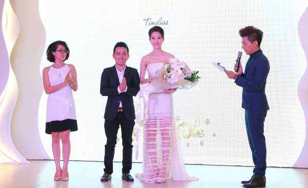 Hoa hậu Đặng Thu Thảo tỏa sáng trong lần đầu lên sàn catwalk - ảnh 4