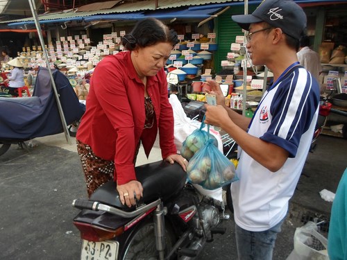 Bạn trẻ Sài Gòn 'giải cứu hành tây' giúp nông dân Lâm Đồng - ảnh 4