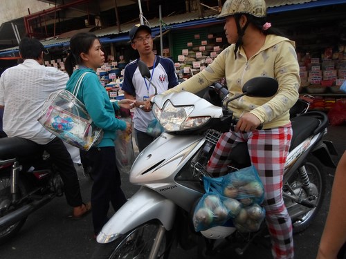 Bạn trẻ Sài Gòn 'giải cứu hành tây' giúp nông dân Lâm Đồng - ảnh 5